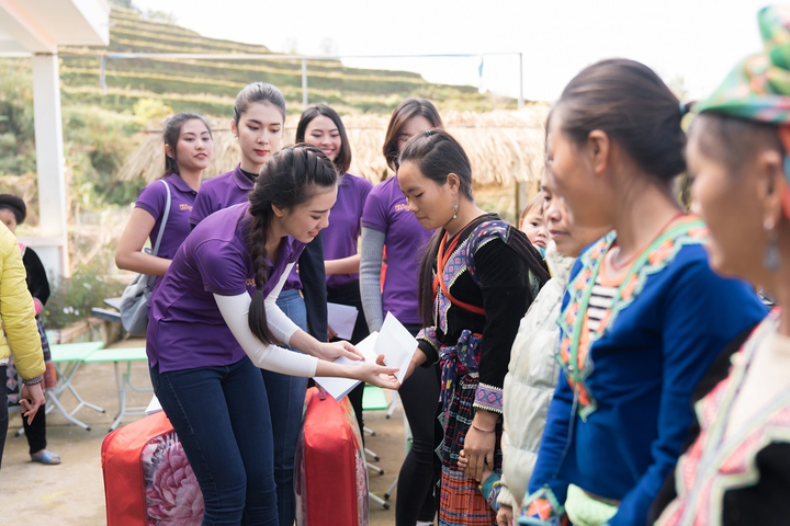 Hoa hậu Khánh Vân và dàn người đẹp 'Hoa hậu Hoàn vũ Việt Nam 2019' thăm trẻ em nghèo ở Lai Châu - 9
