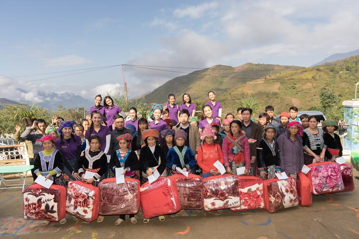 Hoa hậu Khánh Vân và dàn người đẹp 'Hoa hậu Hoàn vũ Việt Nam 2019' thăm trẻ em nghèo ở Lai Châu - 1