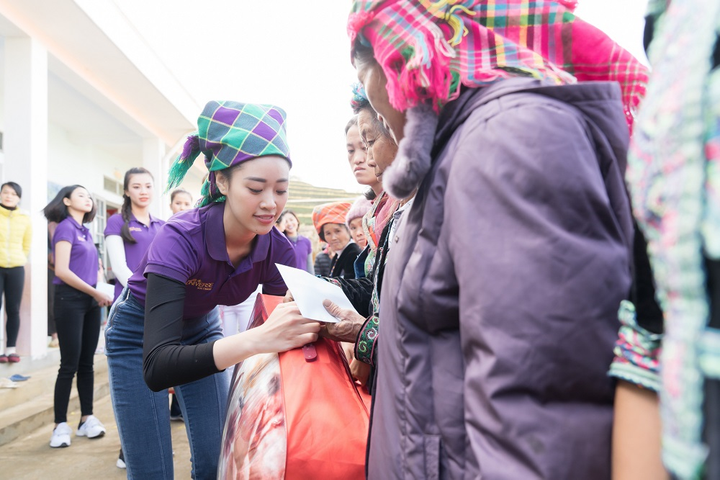 Hoa hậu Khánh Vân và dàn người đẹp 'Hoa hậu Hoàn vũ Việt Nam 2019' thăm trẻ em nghèo ở Lai Châu - 10