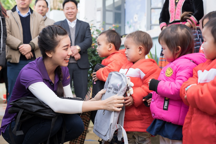 Hoa hậu Khánh Vân và dàn người đẹp 'Hoa hậu Hoàn vũ Việt Nam 2019' thăm trẻ em nghèo ở Lai Châu - 7