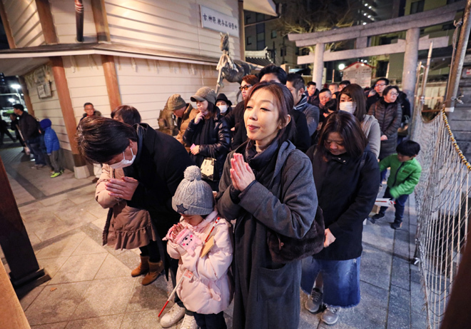 Người Nhật đến đền chùa cầu nguyện trước thềm năm mới đầu tiên Thời kỳ Lệnh Hòa - 2