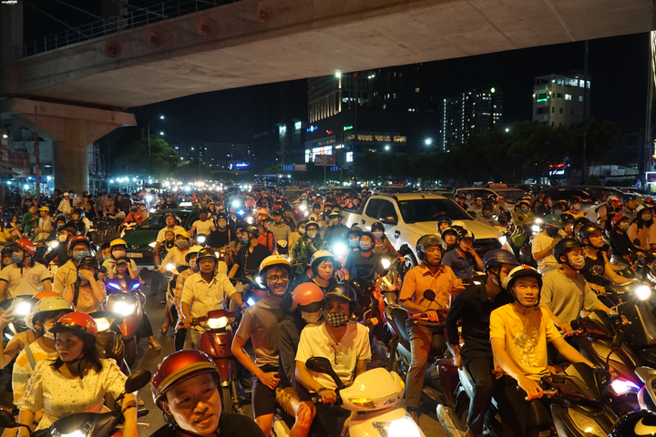 Biển người đổ về trung tâm TP.HCM xem bắn pháo hoa, mọi ngả đường tắc cứng - 1