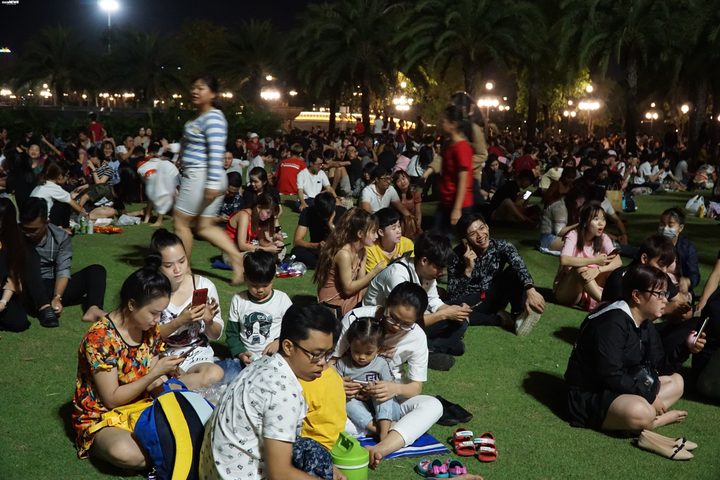 Biển người đổ về trung tâm TP.HCM xem bắn pháo hoa, mọi ngả đường tắc cứng - 4