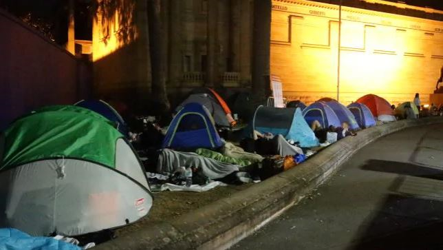 Cháy rừng Australia ngoài tầm kiểm soát: Hàng nghìn người phải đón năm mới ở bờ biển - 2