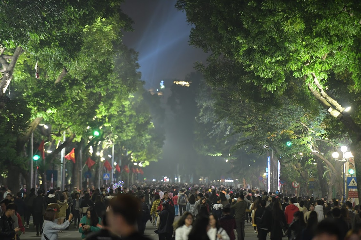 Người Hà Nội đổ về Hồ Gươm đón năm mới 2020 - 7