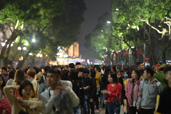 Người Hà Nội đổ về Hồ Gươm đón năm mới 2020 - 2