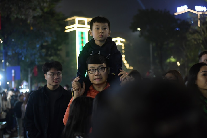 Người Hà Nội đổ về Hồ Gươm đón năm mới 2020 - 5