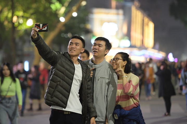 Người Hà Nội đổ về Hồ Gươm đón năm mới 2020 - 6