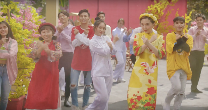 Tóc Tiên khoe khả năng đọc rap, quậy tưng bừng trong MV Tết - 3