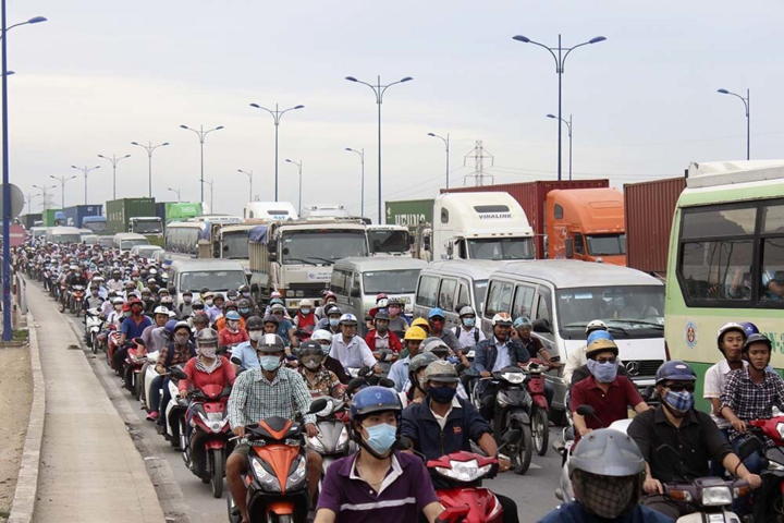 Ùn tắc bủa vây các cửa ngõ Sài Gòn vào cuối năm - 1