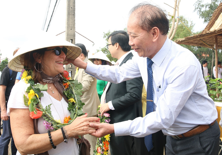 Nhóm du khách Ý xông đất phố cổ Hội An, xới đất trồng rau ở làng 400 năm tuổi - 1
