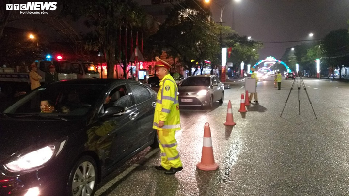 CSGT Hà Tĩnh dầm mưa trong đêm xử lý tài xế 'ma men' - 3