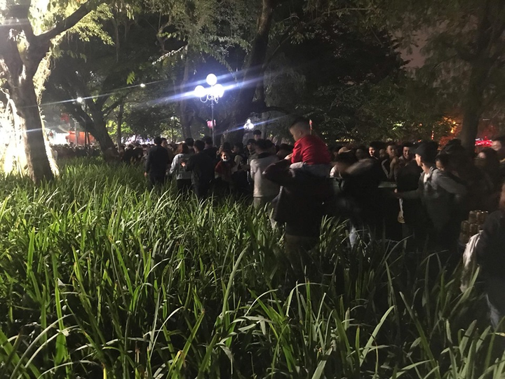Ảnh: Vườn hoa hồ Hoàn Kiếm tan nát sau đêm giao thừa - 1