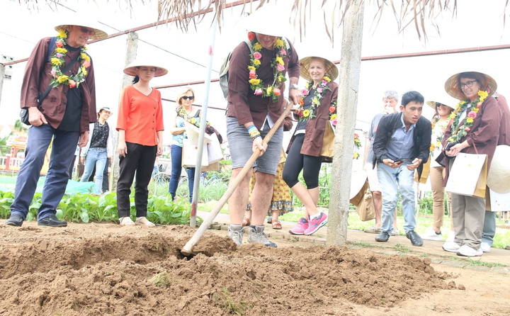 Nhóm du khách Ý xông đất phố cổ Hội An, xới đất trồng rau ở làng 400 năm tuổi - 7