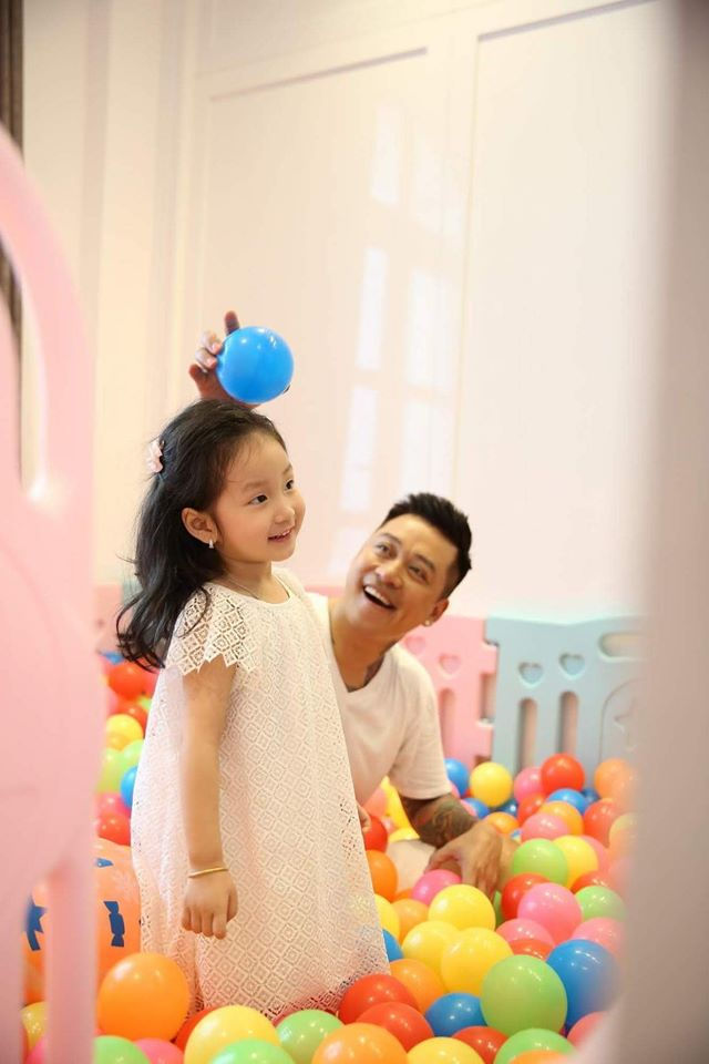 Tuấn Hưng hạnh phúc bên vợ đẹp và ba con xinh xắn, đáng yêu - 9