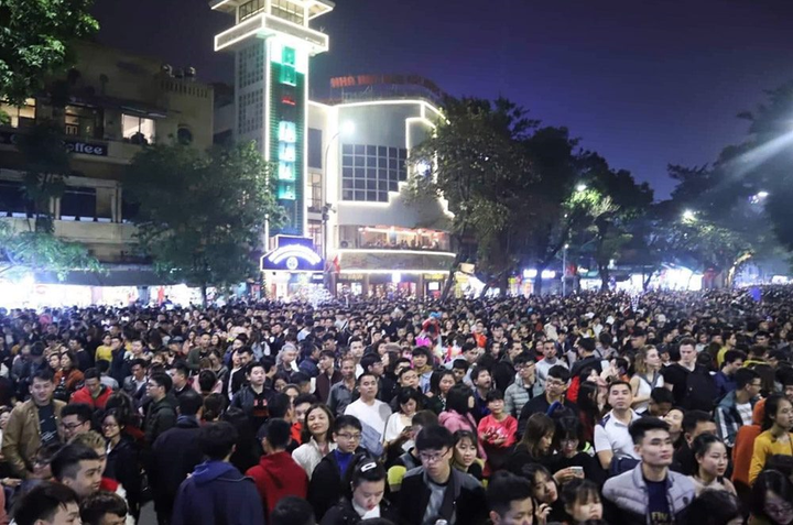 Cả nước tưng bừng đón năm mới 2020 - 1