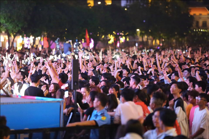 Cả nước tưng bừng đón năm mới 2020 - 11