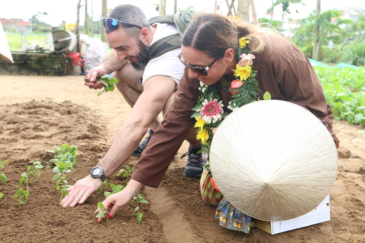 Nhóm du khách Ý xông đất phố cổ Hội An, xới đất trồng rau ở làng 400 năm tuổi - 9