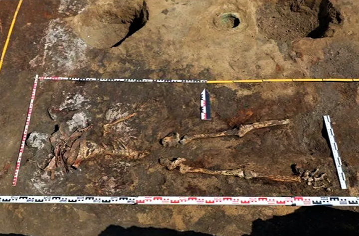 Phát hiện 4 hài cốt hàng nghìn năm tuổi chôn cùng chiếc mũ vàng - 2