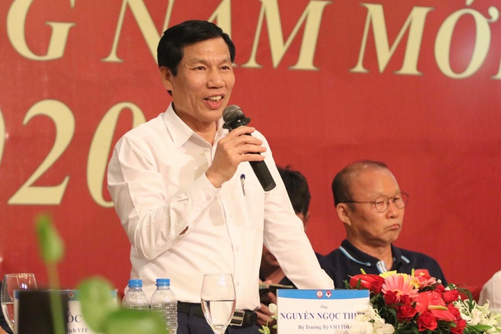 U23 Việt Nam đón vị khách đặc biệt trước giờ lên đường dự giải châu lục - 3