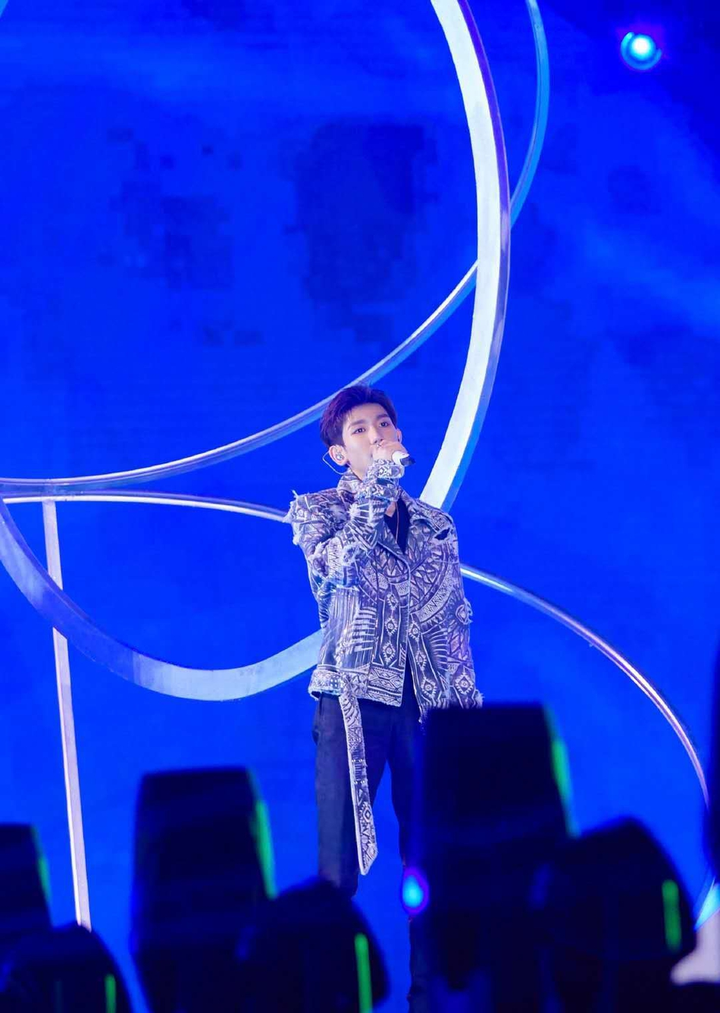 Gala mừng xuân đài Đông Phương và Hồ Nam 2020: Lý Hiện hát loạt hit phim 'Cá mực hầm mật', Dương Tử hát trên không trung - 7