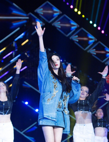 Gala mừng xuân đài Đông Phương và Hồ Nam 2020: Lý Hiện hát loạt hit phim 'Cá mực hầm mật', Dương Tử hát trên không trung - 4