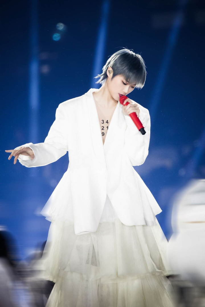 Gala mừng xuân đài Đông Phương và Hồ Nam 2020: Lý Hiện hát loạt hit phim 'Cá mực hầm mật', Dương Tử hát trên không trung - 9