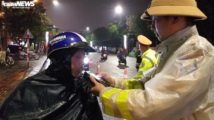 CSGT Hà Tĩnh dầm mưa trong đêm xử lý tài xế 'ma men' - 1