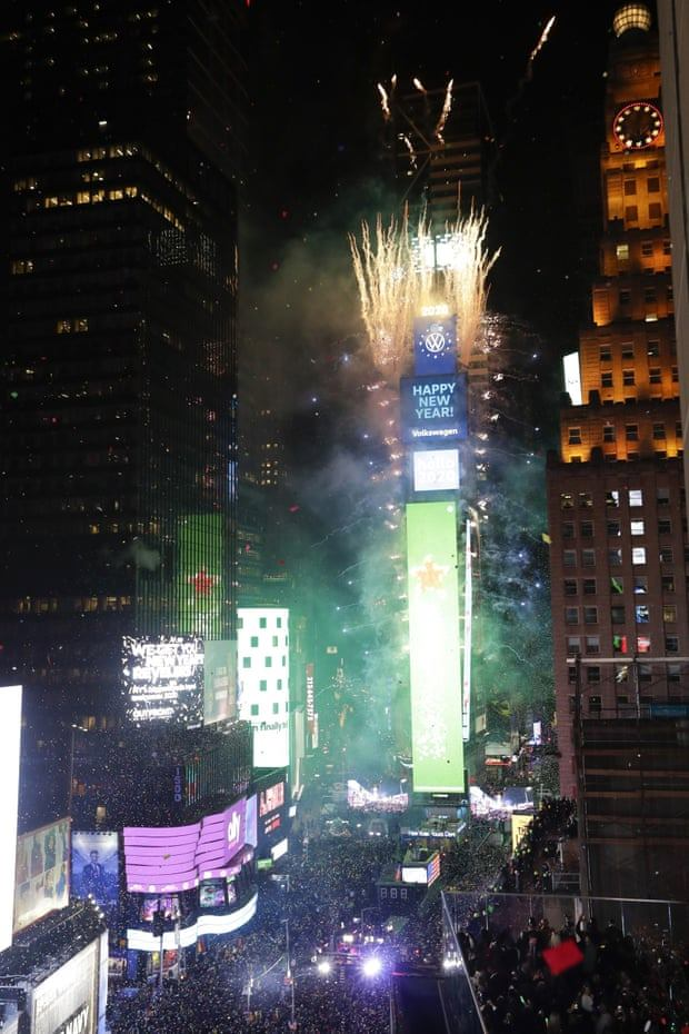 Năm 2020 gõ cửa nước Mỹ với màn thả cầu pha lê khổng lồ tại Quảng trường Thời đại - 1