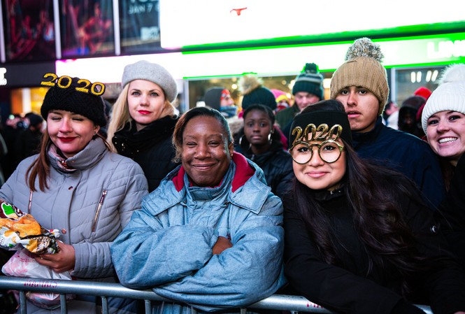 Năm 2020 gõ cửa nước Mỹ với màn thả cầu pha lê khổng lồ tại Quảng trường Thời đại - 14