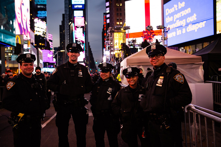 Năm 2020 gõ cửa nước Mỹ với màn thả cầu pha lê khổng lồ tại Quảng trường Thời đại - 4