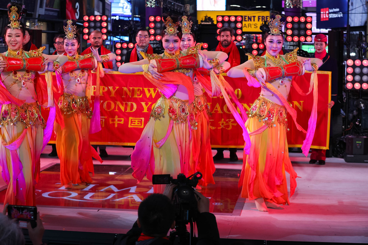 Năm 2020 gõ cửa nước Mỹ với màn thả cầu pha lê khổng lồ tại Quảng trường Thời đại - 10