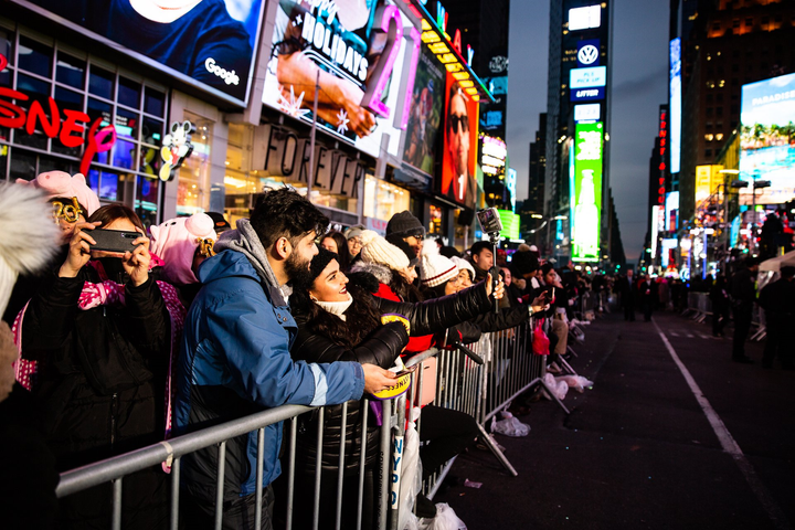 Năm 2020 gõ cửa nước Mỹ với màn thả cầu pha lê khổng lồ tại Quảng trường Thời đại - 3
