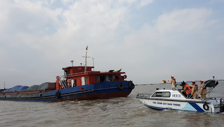 Bắt 6 tàu hút cát trộm trên sông Hốt ngay trong sáng đầu năm mới - 1