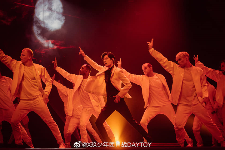 Gala mừng xuân đài Đông Phương và Hồ Nam 2020: Lý Hiện hát loạt hit phim 'Cá mực hầm mật', Dương Tử hát trên không trung - 2