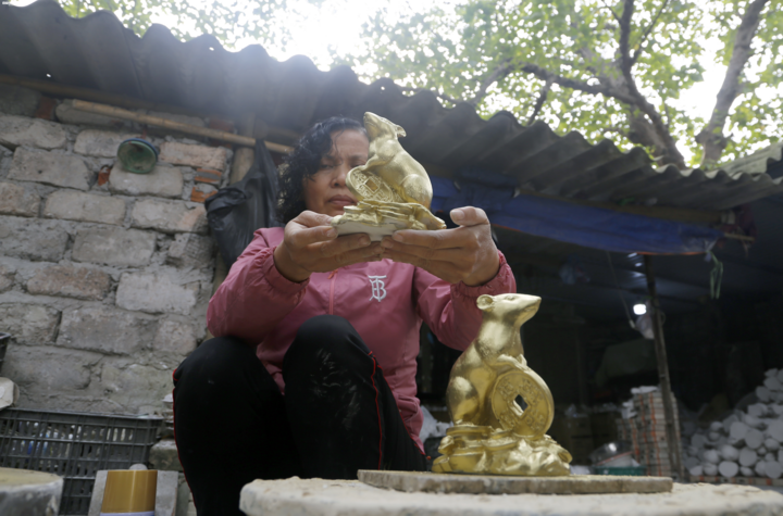 Ảnh: Làng gốm Bát Tràng bận rộn cả đêm đúc tượng chuột bán Tết - 7