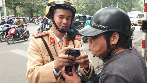 Thấy bóng dáng CSGT, tài xế SH 'đầu trần' vội quay đầu bỏ chạy - 10