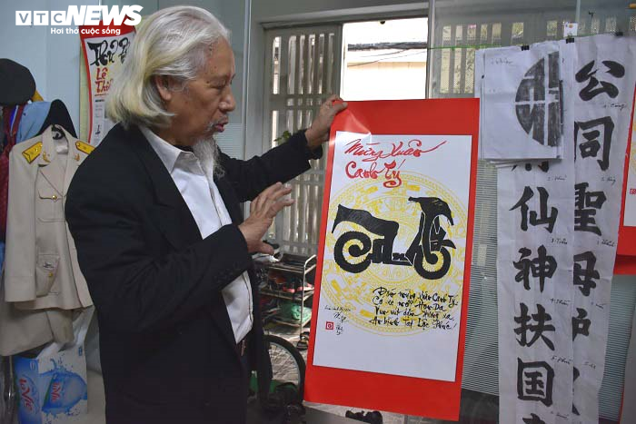 Độc đáo chữ Canh Tý mang hình dáng cầu thủ U23 Việt Nam qua bàn tay 'ông đồ đất Cảng' - 18