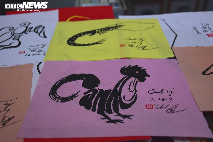 Độc đáo chữ Canh Tý mang hình dáng cầu thủ U23 Việt Nam qua bàn tay 'ông đồ đất Cảng' - 15