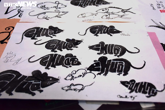 Độc đáo chữ Canh Tý mang hình dáng cầu thủ U23 Việt Nam qua bàn tay 'ông đồ đất Cảng' - 10