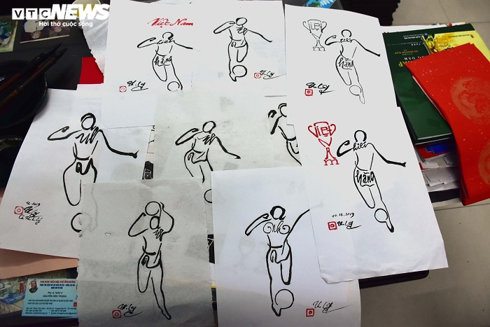 Độc đáo chữ Canh Tý mang hình dáng cầu thủ U23 Việt Nam qua bàn tay 'ông đồ đất Cảng' - 4