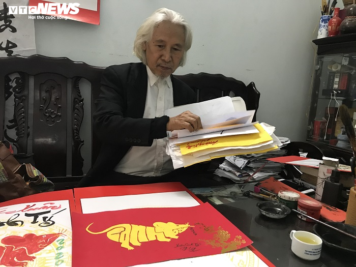 Độc đáo chữ Canh Tý mang hình dáng cầu thủ U23 Việt Nam qua bàn tay 'ông đồ đất Cảng' - 9