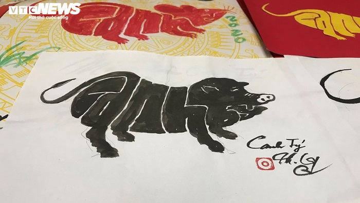 Độc đáo chữ Canh Tý mang hình dáng cầu thủ U23 Việt Nam qua bàn tay 'ông đồ đất Cảng' - 12