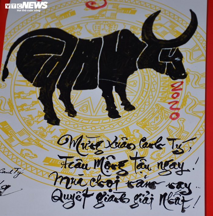 Độc đáo chữ Canh Tý mang hình dáng cầu thủ U23 Việt Nam qua bàn tay 'ông đồ đất Cảng' - 14