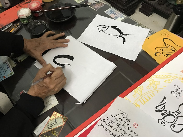 Độc đáo chữ Canh Tý mang hình dáng cầu thủ U23 Việt Nam qua bàn tay 'ông đồ đất Cảng' - 7