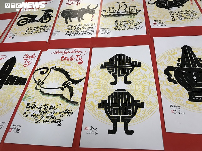 Độc đáo chữ Canh Tý mang hình dáng cầu thủ U23 Việt Nam qua bàn tay 'ông đồ đất Cảng' - 2