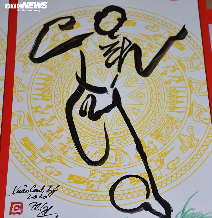 Độc đáo chữ Canh Tý mang hình dáng cầu thủ U23 Việt Nam qua bàn tay 'ông đồ đất Cảng' - 3