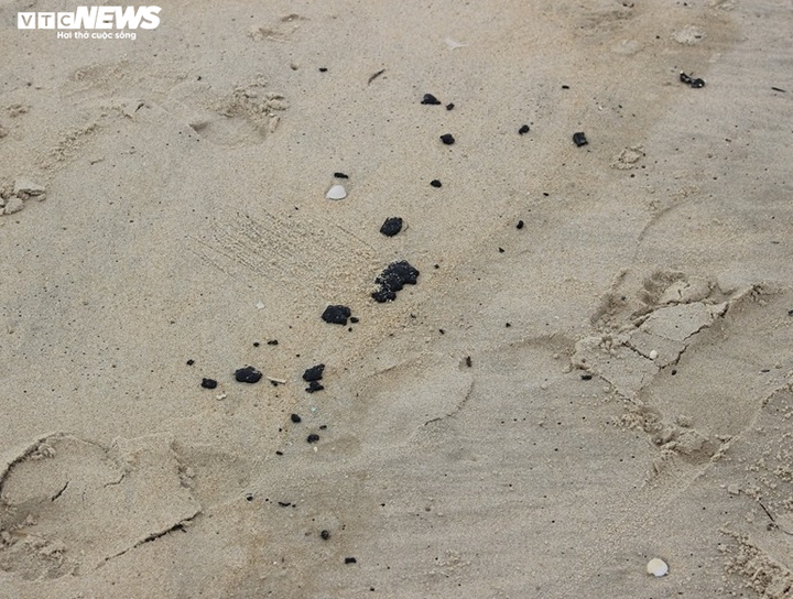 Dầu hắc vón cục tấp vào bờ biển Tam Thanh - 1