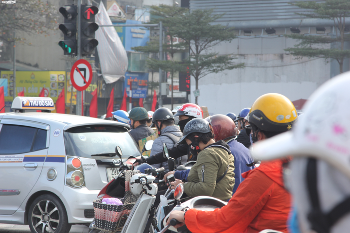 Thấy bóng dáng CSGT, tài xế SH 'đầu trần' vội quay đầu bỏ chạy - 1