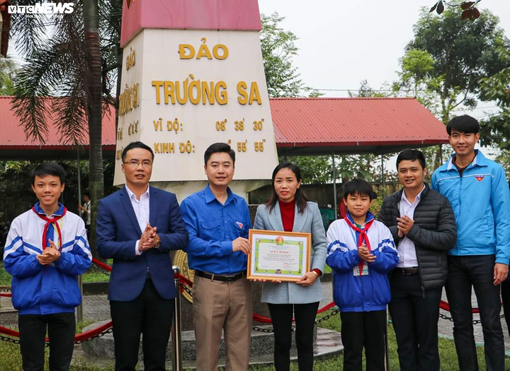 Trường có 16 lớp học mang tên các hòn đảo được tặng giấy khen - 1